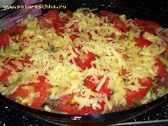 5) Подготовленные ингредиенты переложить на противень, добавить помидоры, сверху посыпать сыром и поставить в духовку, предварительно разогретую до 180 градусов и запекать 15 минут