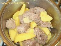 5) Добавить картофель к мясу