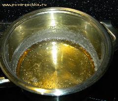 2) В кипящую воду (200 г) добавить сахар (800 г), сварить сироп