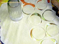 2) С помощью стакана вырезать из теста кружочки