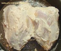 1) Куриные грудки натереть солью, специями по вкусу