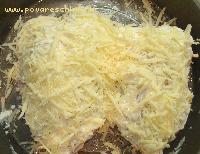 3) Тёртым сыром посыпаем грудки и ставим в духовку, разогретую до 190-200 гр