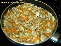 3) К луку добавить морковь и грибы