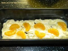 7) Выложите тесто в смазанную маслом форму, перекладывая карамелизованными мандаринами