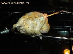 3) Курицу нанизываем на вертел, хорошо закрепляем и ставим в духовку (180-190С) примерно на 1-1,5 часа