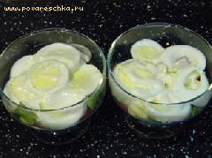 3) Яйца отварить до готовности, очистить от скорлупы, порезать кружочками и выложить в креманки поверх редиски