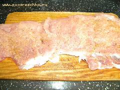 3) Мясо хорошенько отбить с двух сторон, натереть солью,перцем и горчицей