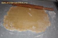Охлажденное тесто раскатать в пласт толщиной 4-5 мм