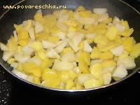 Картофель почистить, нарезать ломтиками и обжарить на подсолнечном масле до готовности