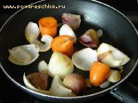 Овощи немного поджарить - лучше на сухой сковородке, без масла - тогда ароматические вещества проявятся более ярко