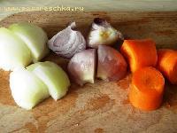 Репчатый лук и морковь для бульона нарезать пополам или на четвертинки