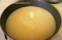 Форму для выпечки смазать сливочным маслом, выложить тесто и выпекать до готовности 35-40 минут