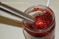 Из свежих или замороженных ягод малины и жимолости сделать однородное пюре с помощью блендера