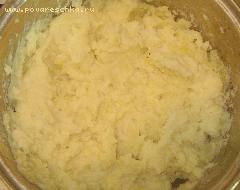 2) Картофель отварить, сделать картофельное пюре, добавить 2 яйца, хорошо перемешать