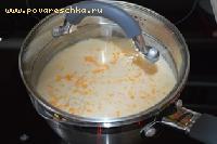 Вылить яично-молочную смесь в форму для выпечки (форму заранее нужно хорошо смазать сливочным маслом)