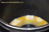 Сливочное масло растопим в кастрюле мультиварке (тогда ее смазывать перед выпечкой не нужно)