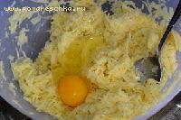 В полученную массу добавить яйцо, муку, соль и перец
