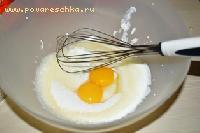 К сметане добавить сахар и яйцо