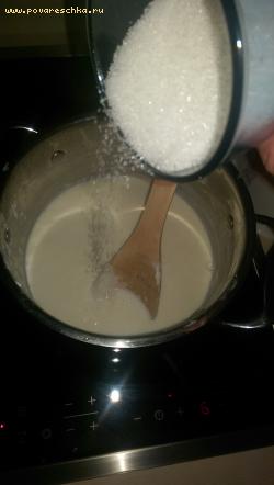 Через пол часа, молока осталось половина, теперь остается добавить сахар, тщательно перемешать и еще немного поварить для придания цвета и карамелизации сахара, чем дольше варите, тем темнее и гуще будет наша сгущенка