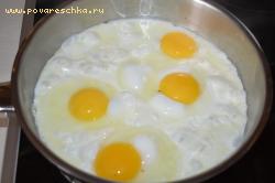 Аккуратно разбить яйца на расплавленный сыр, посолить, поперчить