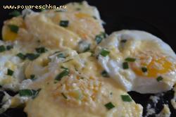 Посыпать яйца натертым пармезаном, солью и перцем