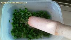 Зеленый лук мелко нарезать и растереть с солью