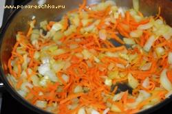 На сковороду, в которой будем готовить, выложить слой фарша, слой лука и моркови