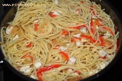 Спагетти отварить в воде в кастрюле до полуготовности