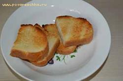 Багет нарезать на ломтики толщиной 2 см, поджарить в духовке или тостере до золотистого цвета