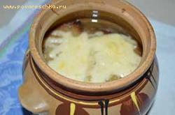Поставить форму с супом в духовку  под гриль на 5-10 минут, чтобы сыр расплавился и подрумянился