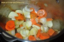 В кастрюлю, в которой будет готовиться суп,  налить оливковое масло, положить лук, морковь, кабачок, картофель