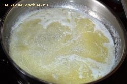 Масло растопить в сковороде, добавить сахар