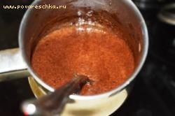 Готовим шоколадную глазурь:  в кастрюльке растопим масло, добавим сахар и молоко, а когда сахар растворится, просеем какао