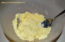 Размягченное масло смешать с сахаром, добавить яйцо, ванильный сахар, соль