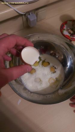 В оставшуюся половинку скорлупы наливаем молоко и добавляем к яйцам