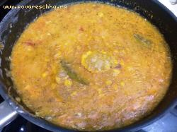 Готовим соус-заливку:<br />
Обжарить измельченный лук и морковь на сковороде, добавить томатный соус, соль и перец