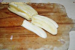 Очистить бананы и нарезать их вдоль на 4 части