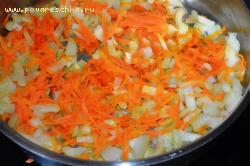 Морковь натереть на крупной тёрке, нарезать лук
