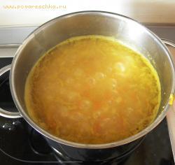 Аккуратно переложить жареные овощи в кастрюлю с чечевицей, посолить, поперчить и готовить, помешивая, ещё 5 минут