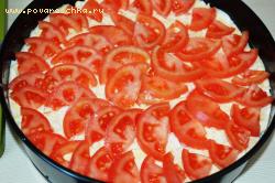 Выложить помидоры сверху салата