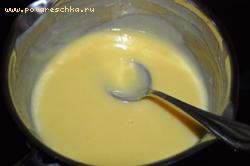 Готовим крем:<br />
Сначала приготовим сироп для крема: в кастрюльку наливаем 20 гр воды, добавляем желток и хорошо размешиваем