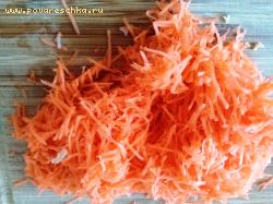 Морковь почистить, натереть на мелкой тёрке