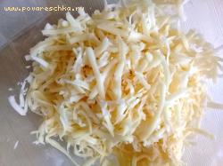 Сыр натереть на мелкой тёрке