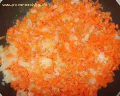 2) Лук очистить и измельчить, морковь натереть на крупной тёрке, обжарить овощи на растительном масле 3 минуты