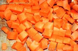 Морковь очищаем и режем кубиками