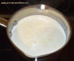 Готовим заварной крем:<br />
Кастрюлю с толстым дном обдать холодной водой и поместить туда сливки, сахар и молоко