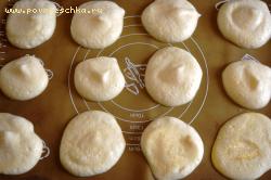 Выкладываем тесто в форме лепёшек на противень, покрытый пекарьской бумагой или на силиконовый коврик