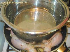 3) Разогреть сковороду с подсолнечным маслом, положить на неё подготовленную тушку