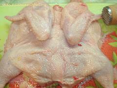 1) Подготовленную тушку цыплёнка надрезать вдоль брюшка, развернуть и отбить тяпкой так, чтобы тушка приняла плоскую форму