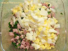 4) Яйца крупно нарезать и добавить к остальным ингредиентам